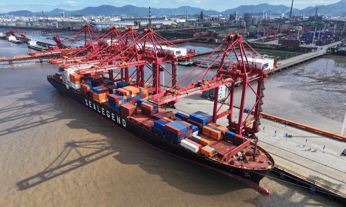 The Istanbul Bridge container ship berths at the Beiyi Container Terminal in Ningbo-Zhoushan Port, East China's Zhejiang Province, on September 22, 2025. Photo: Courtesy of Ningbo Zhoushan Port