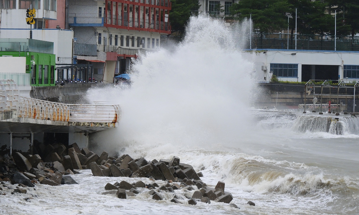Huge waves surge in front of a seawall in Shenzhen, South China's Guangdong Province, on September 24, 2025, as Typhoon Ragasa made landfall on this day on the province's Hailing Island. Photo: VCG