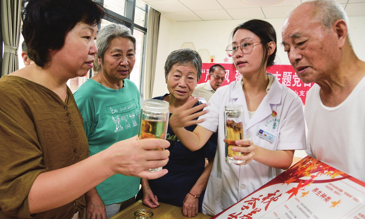 A medical staff member explains to elderly visitors how to brew autumn health tea in a community health service center in Zhenjiang, East China's Jiangsu Province, on September 12, 2025. Photo: VCG 