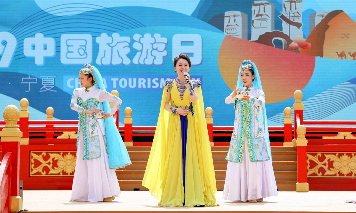 Sa Lina (center), an inheritor of the intangible cultural heritage of Hua'er, a type of folk song, performs onstage. Photo: Courtesy of Sa Lina