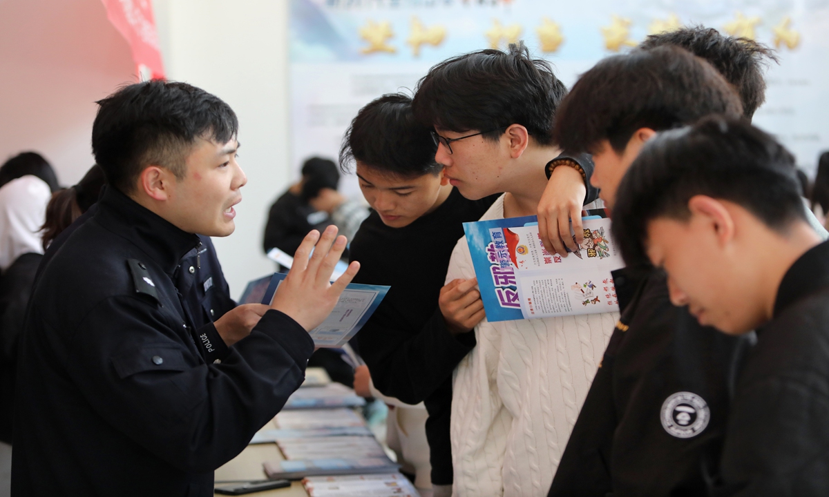 A police officer explains the dangers of cult organizations to students in Lianyungang, East China's Jiangsu Province on April 10, 2025. Photo: VCG
