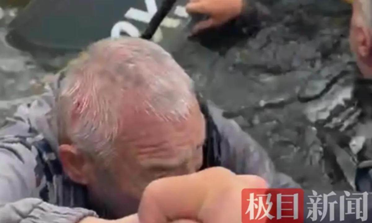 A video of a Chinese man rescuing two Russian fishermen who had fallen into the water in Russia went viral online recently. Photo: web