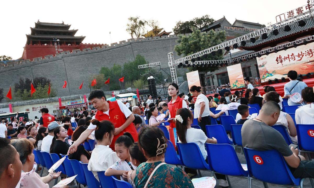 Volunteers from a local justice department distribute legal awareness handbooks and provide consultations, anti-cult education to the public in Yuncheng, Shanxi Province, on July 30, 2025. Photo: IC