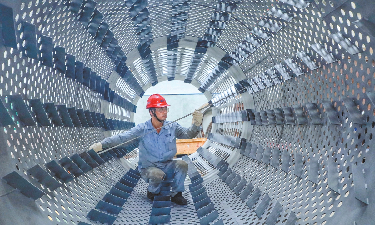 A worker checks mechanical parts for export at a workshop in Zhangjiagang, East China's Jiangsu Province, on September 25, 2025. In the first eight months of 2025, China's export of mechanical and electrical products increased by 9.2 percent year-on-year, making up 60.2 percent of total exports.Photo: VCG