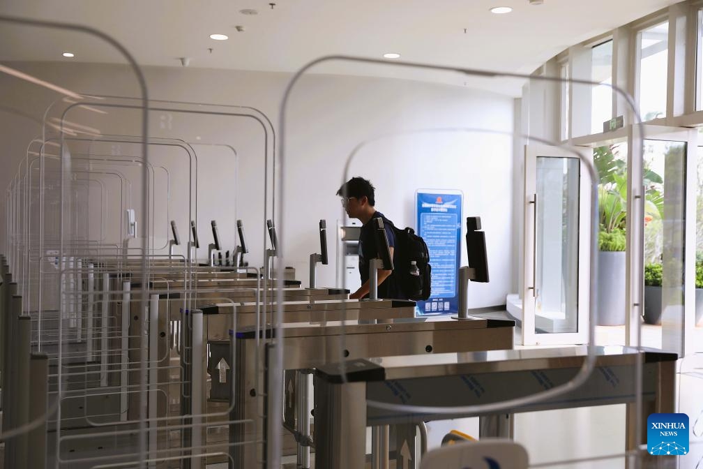 A student enters a library in an experimental zone for international education innovation in Lingshui, south China's Hainan Province, Sept. 25, 2025.