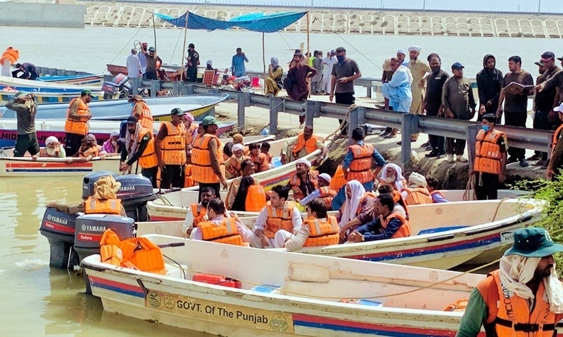 Rescuers evacuate flood-affected people to safe places on September 26, 2025, after flash floods caused by recent heavy downpour of the monsoon season. Photo: VCG