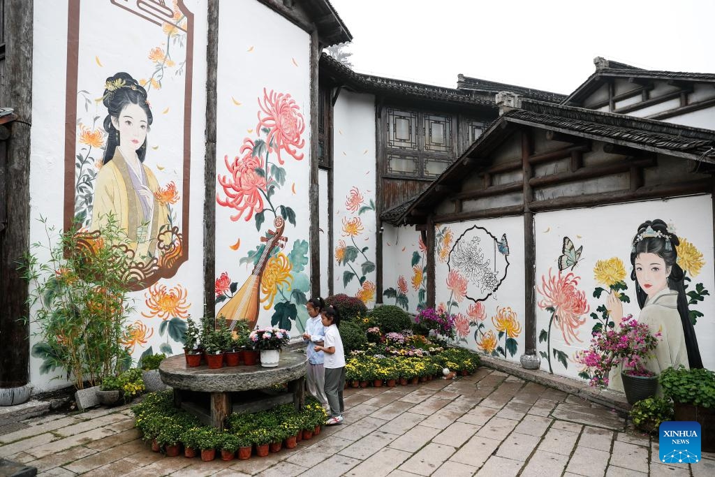 Children view flowers at an ancient village in Baohua Mountain National Park in Jurong, east China's Jiangsu Province, Sept. 27, 2025. Baohua Mountain National Park has attracted a lot of tourists recently for its beautiful autumn scenery as well as its cultural and historical view. (Photo: Xinhua)