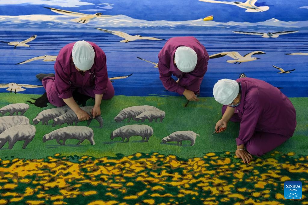 Employees work on a Tibetan carpet at a workshop of Shengyuan carpet group in Xining, northwest China's Qinghai Province, Sept. 27, 2025. Tibetan carpet is a traditional handicraft on the Qinghai-Tibetan Plateau with a history of more than 1,000 years. The carpets are essential items for the nomadic people on the plateau to withstand the cold. The fine yak and sheep wool and the delicate weaving skills and patterns made the handmade products popular among overseas and domestic customers. (Photo: Xinhua)