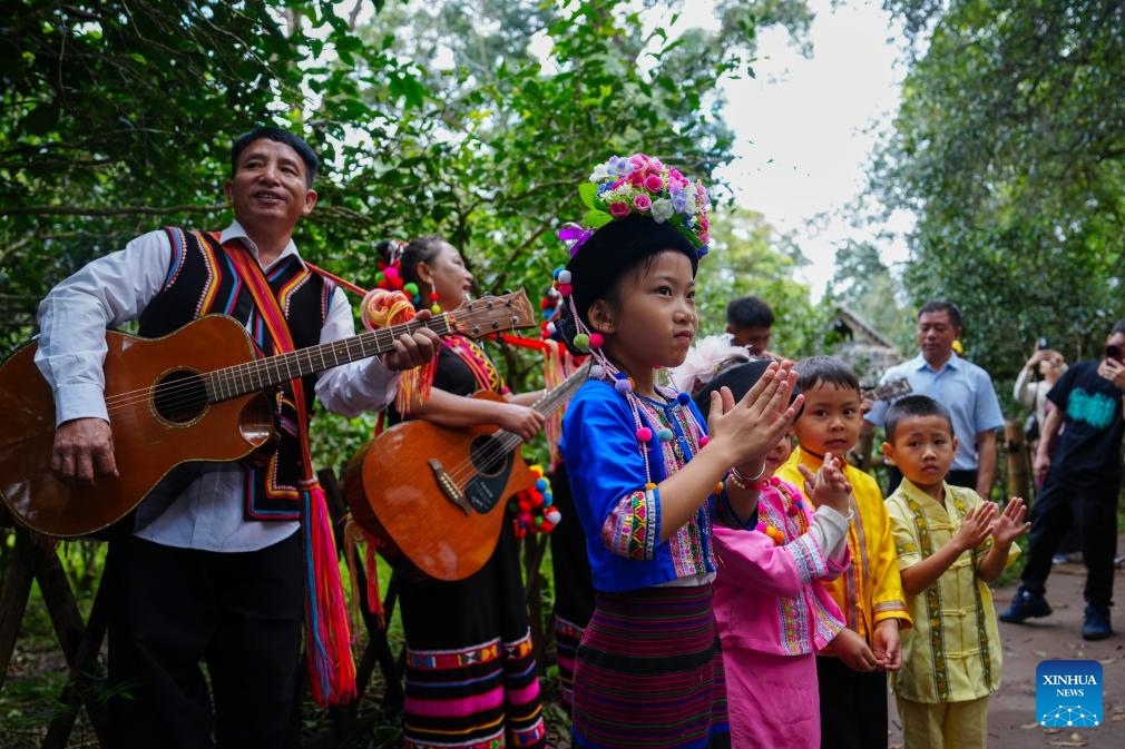 Local people perform for visitors at an old tea garden on the Jingmai Mountain in Pu'er City, southwest China's Yunnan Province, Sept. 27, 2025. As the world's first tea-themed cultural heritage site, the Cultural Landscape of Old Tea Forests of Jingmai Mountain in Pu'er is witnessing a peak in visits in the autumn day. (Photo: Xinhua)