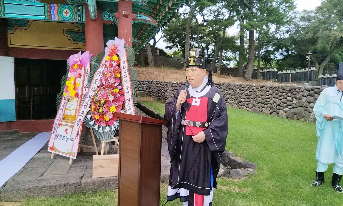 Piao Hongying, president of the Confucius Cultural Center in Seoul, South Korea, hosts a memorial ceremony for Confucius on September 25, 2025. Photo: Courtesy of Piao Hongying