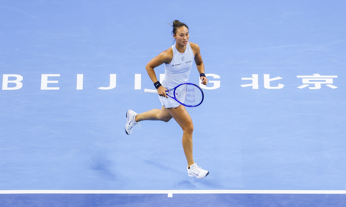 Zheng Qinwen competes with Czech player Linda Noskova on September 29 at the China Open. Photo: Courtesy of the organizing committee