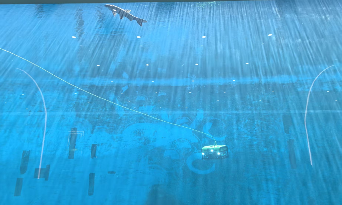 An underwater inspection and maintenance robot developed by Shenhao Technology operates in a 10-meter-deep tank on September 25, 2025. Photo: Zhang Yiyi/GT