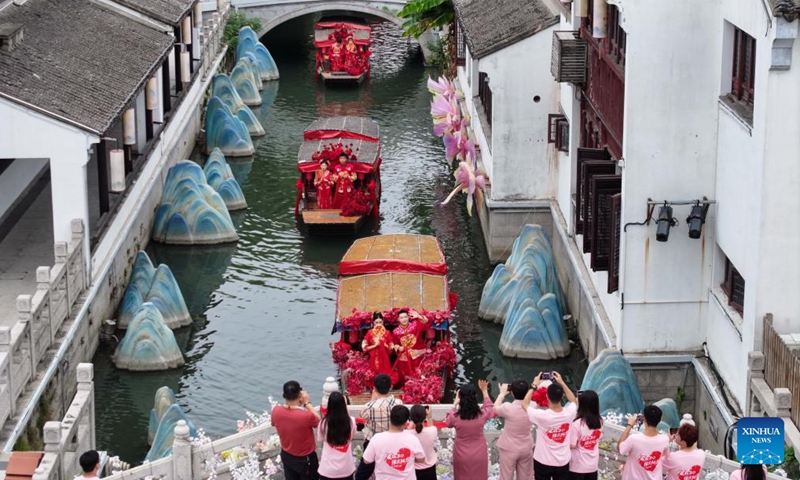 A drone photo taken on Sept. 29, 2025 shows couples taking a boat tour during a group wedding in the Luzhi ancient town in Suzhou, east China's Jiangsu Province. Photo: Xinhua