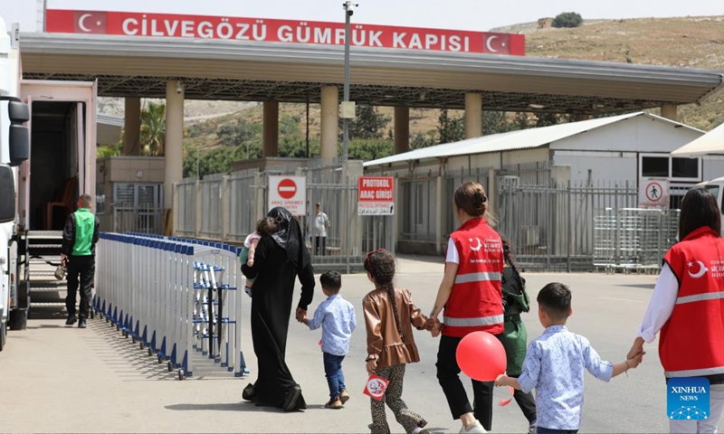 A Syrian family prepares to enter Syria from Türkiye under the escort of Turkish immigration workers at the Cilvegozu Border Gate in Reyhanli district of Hatay, Türkiye, Sept. 29, 2025. Turkish Interior Minister Ali Yerlikaya said on Monday that a total of 509,387 Syrians have returned to their country through the voluntary return process following the fall of former Syrian President Bashar al-Assad's regime in December 2024. Photo: Xinhua