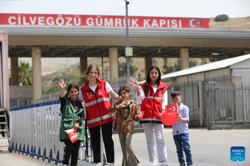 Syrian children prepare to enter Syria from Türkiye under the escort of Turkish immigration workers at the Cilvegozu Border Gate in Reyhanli district of Hatay, Türkiye, Sept. 29, 2025. Photo: Xinhua