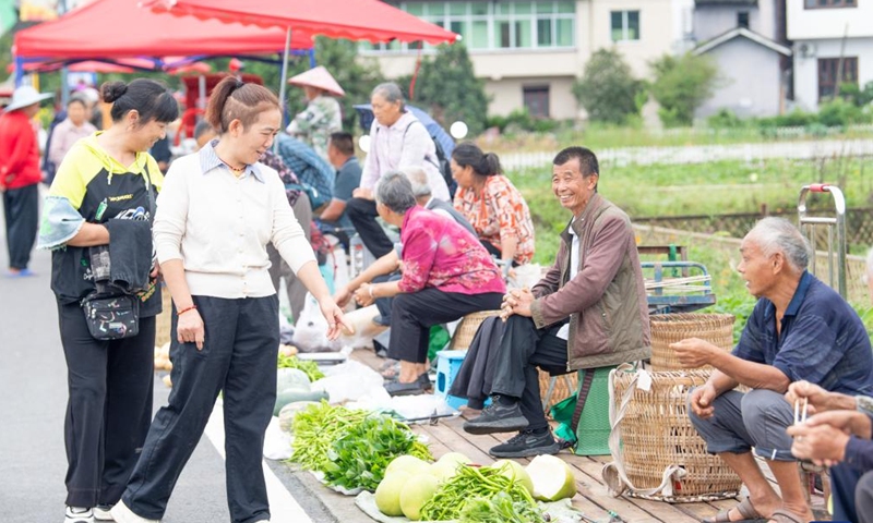 Visitors buy agricultural products in Jiangjun Village, Bishan District, southwest China's Chongqing Municipality, Sept. 29, 2025. Photo: Xinhua