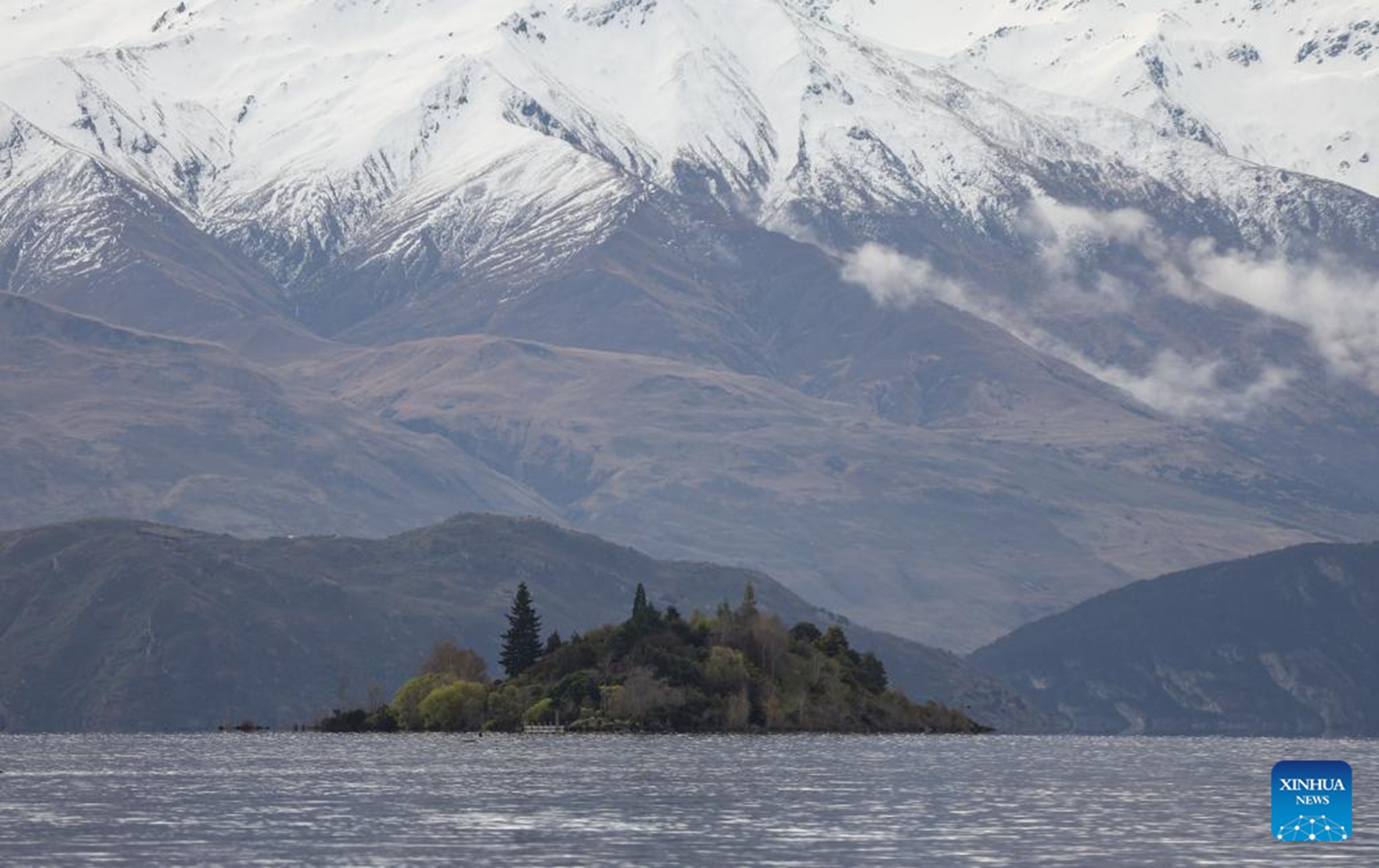 This photo taken on Oct. 2, 2025 shows the scenery of Lake Wanaka on the South Island of New Zealand. (Xinhua/Long Lei)