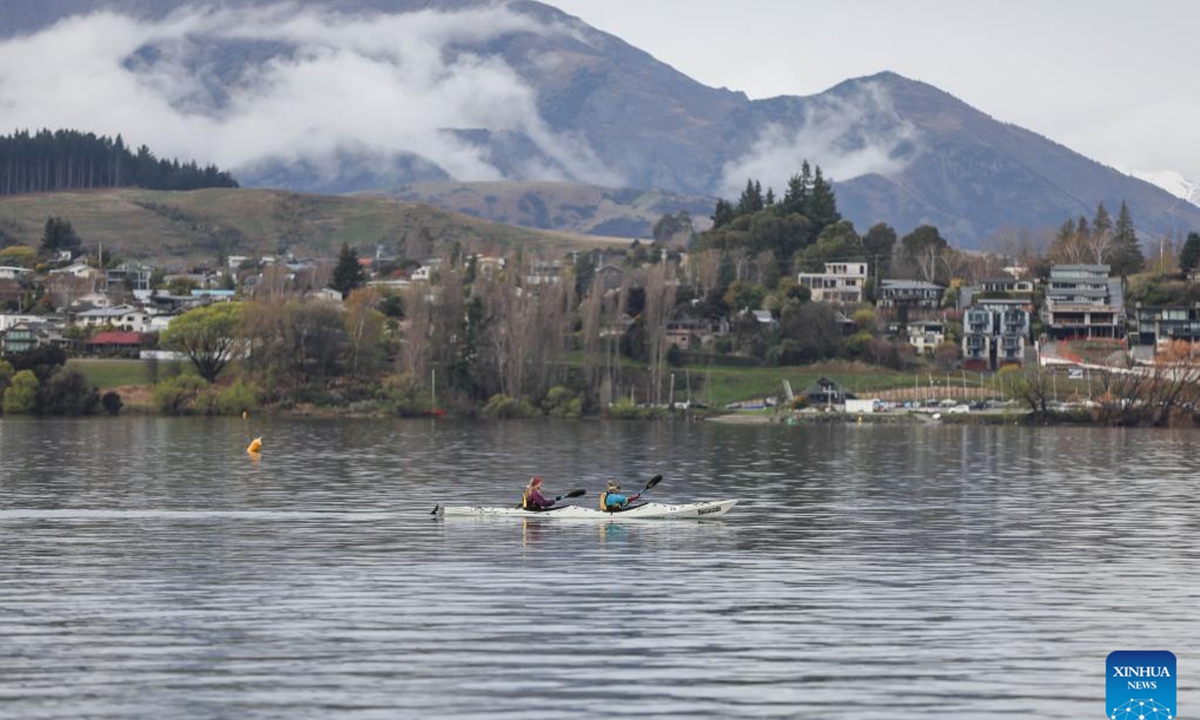 Tourists row a boat in Lake Wanaka on the South Island of New Zealand, Oct. 2, 2025. (Xinhua/Long Lei)