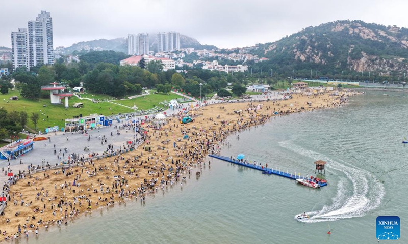 An aerial drone photo taken on Oct. 5, 2025 shows people visiting a seashore park in Lianyungang City, east China's Jiangsu Province. Tourist destinations across China are witnessing a surge in visitors as the country's eight-day National Day and Mid-Autumn Festival holiday began on Wednesday. Photo: Xinhua
