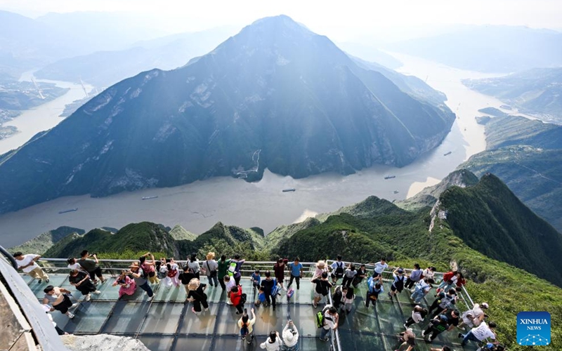 Tourists visit a scenic spot in Three Gorges on the Yangtze River, in Fengjie County, southwest China's Chongqing Municipality, Oct. 5, 2025. Tourist destinations across China are witnessing a surge in visitors as the country's eight-day National Day and Mid-Autumn Festival holiday began on Wednesday. Photo: Xinhua