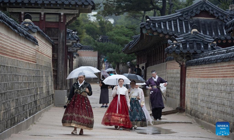 People in traditional Korean attire Hanbok visit the Gyeongbokgung Palace in Seoul, South Korea, Oct. 5, 2025. Ancient palaces in Seoul including the Gyeongbokgung Palace are open to the public free of charge from Oct. 3 to 9. (Photo by Jun Hyosang/Xinhua)
