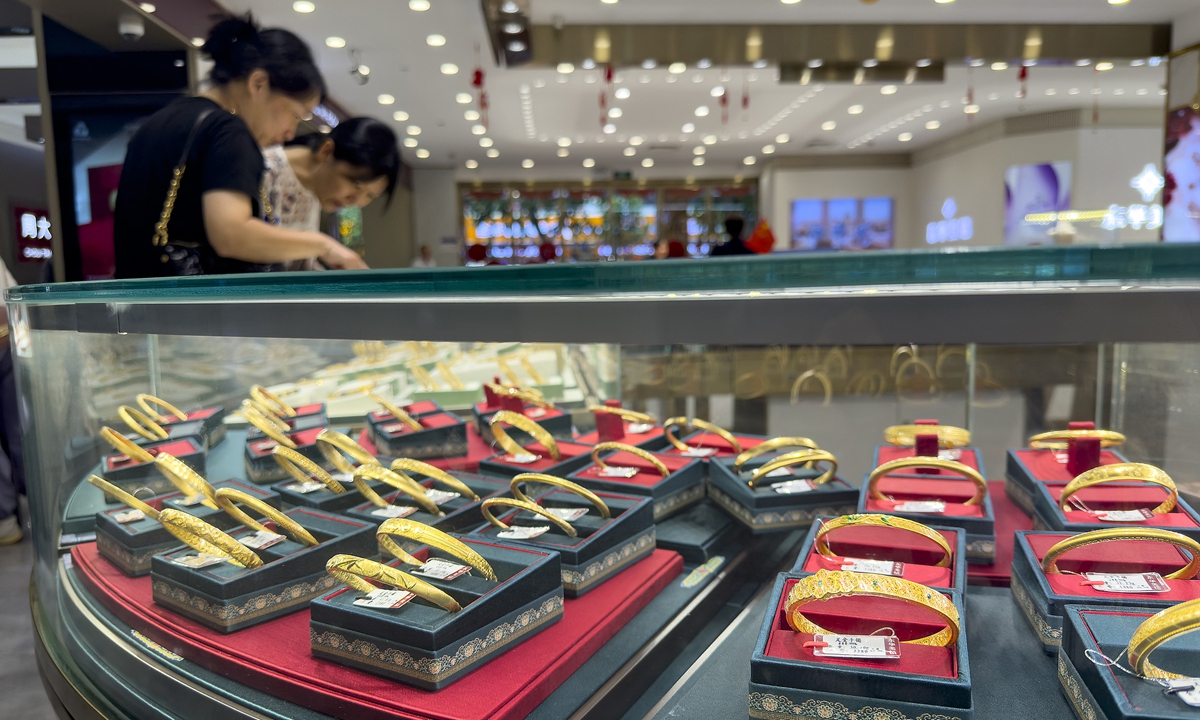 Customers choose gold ornaments at a shop in Shanghai on October 5, 2025, during the National Day holiday. Photo: VCG