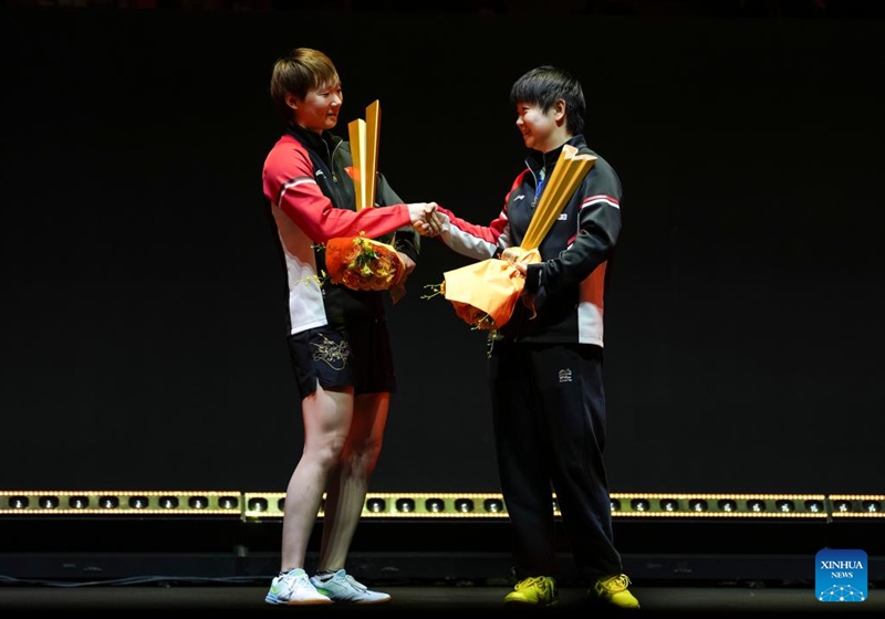 Winner Wang Manyu (L) and runner-up Sun Yingsha of China shake hands during the awarding ceremony for the women's singles event at 2025 World Table Tennis (WTT) China Smash in Beijing, China, Oct. 5, 2025. (Xinhua/Sun Fei)