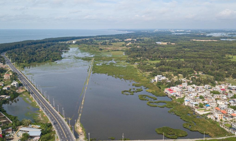 An aerial drone photo taken on Oct. 4, 2025 shows a view of the Haiwei National Wetland Park in Changjiang Li Autonomous County, south China's Hainan Province. Following ecological restoration and facility construction, Haiwei National Wetland Park has recently reopened to the public. The park serves as a crucial habitat for migratory birds.
In recent years, with strengthened protection and monitoring efforts, the park has recorded 213 bird species. Photo: Xinhua