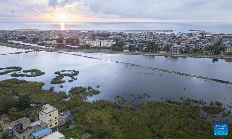 An aerial drone photo taken on Oct. 3, 2025 shows a view of the Haiwei National Wetland Park in Changjiang Li Autonomous County, south China's Hainan Province. Following ecological restoration and facility construction, Haiwei National Wetland Park has recently reopened to the public. The park serves as a crucial habitat for migratory birds.
In recent years, with strengthened protection and monitoring efforts, the park has recorded 213 bird species. Photo: Xinhua