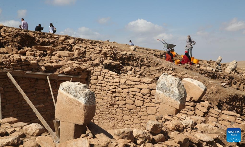Photo taken on Oct. 6, 2025 shows the scene of archaeologic excavations at the Karahantepe archaeological site in southeastern Türkiye. A T-shaped pillar carved with a human face has been unearthed for the first time during recent excavations at the Karahantepe archaeological site in southeastern Türkiye, a cabinet minister announced on Monday. (Photo: Xinhua)