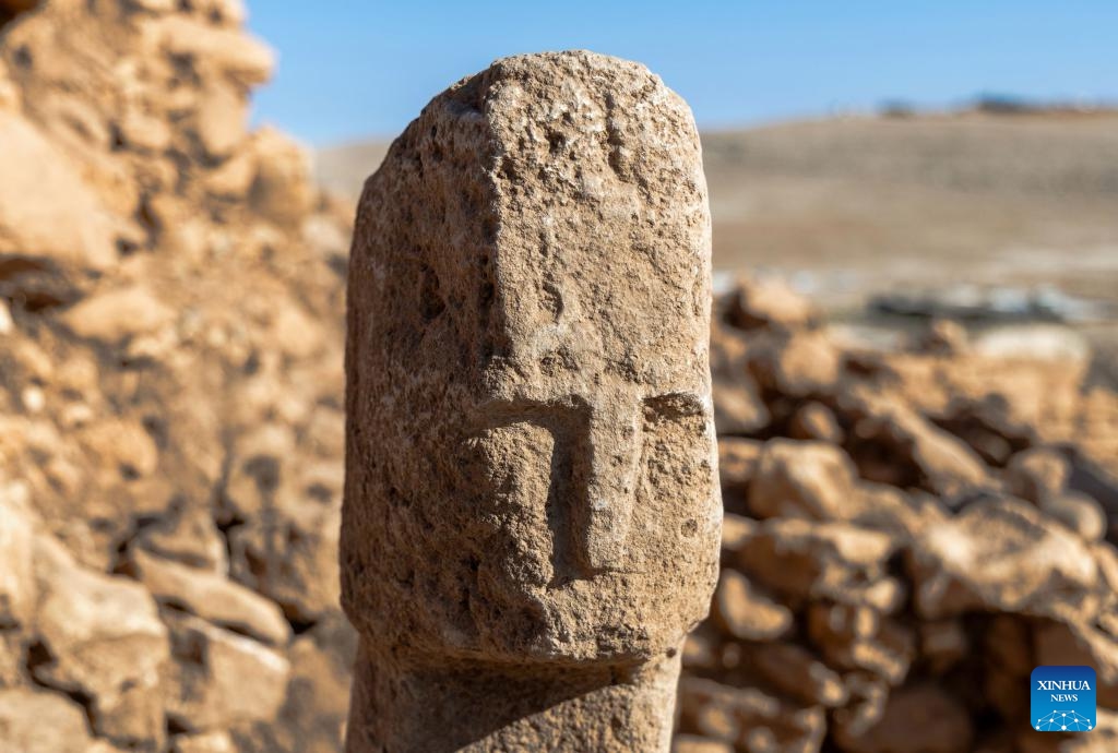 Photo taken on Oct. 6, 2025 shows a T-shaped pillar carved with a human face at the Karahantepe archaeological site in southeastern Türkiye. A T-shaped pillar carved with a human face has been unearthed for the first time during recent excavations at the Karahantepe archaeological site in southeastern Türkiye, a cabinet minister announced on Monday. (Photo: Xinhua)