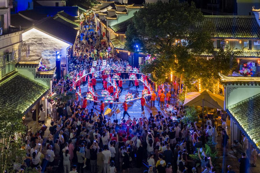An aerial photo taken on Oct. 5, 2025 shows tourists watching a parade in Pujiang County, east China's Zhejiang Province. (Photo: Xinhua)