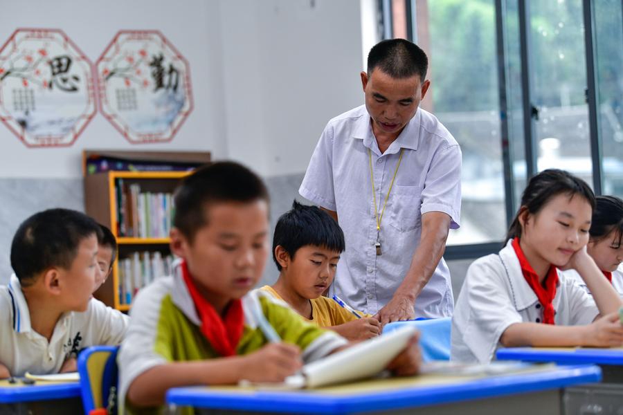 Ren Dabing instructs students at Molao Youyi Primary School in Biancheng Town of Huayuan County, central China's Hunan Province, Sept. 9, 2025. (Photo: Xinhua)