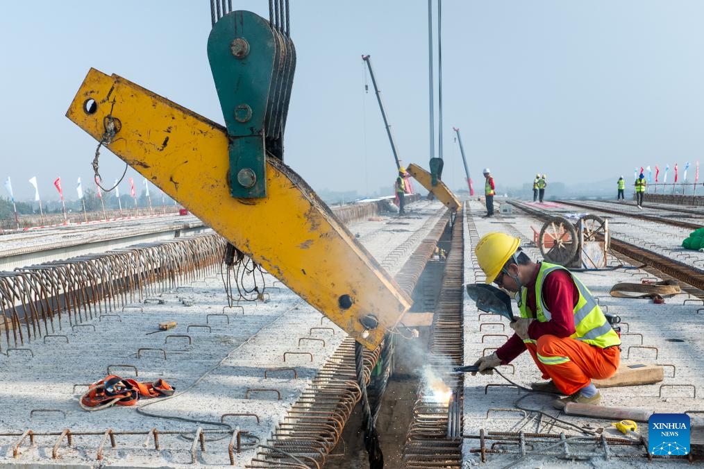 Constructors work at the construction site of a highway in Wuhan, central China's Hubei Province, Oct. 6, 2025. Many workers have been standing fast at their posts and fulfilling their duties during the eight-day National Day and Mid-Autumn Festival holiday. (Photo: Xinhua)
