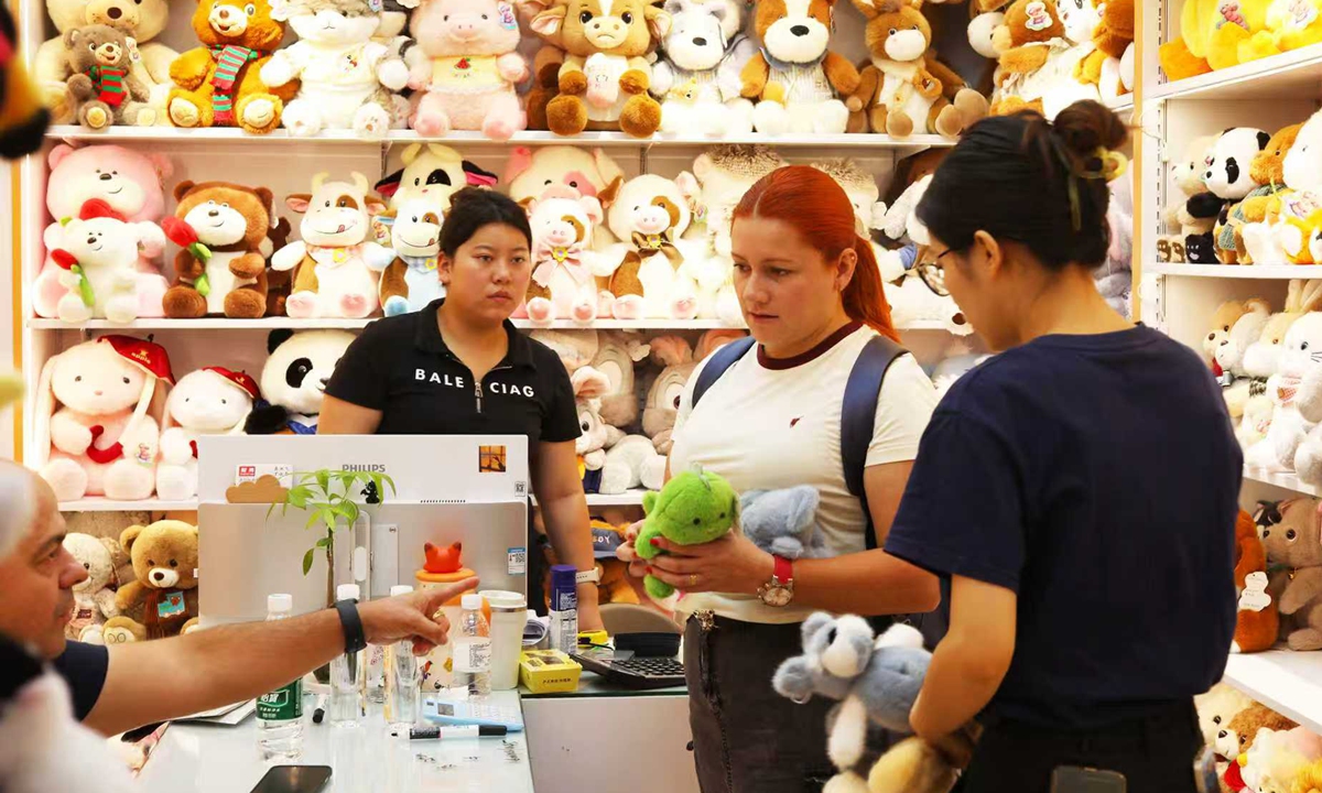 Foreign buyers purchase toys at the Yiwu International Trade City, Jinhua, East China's Zhejiang Province, on October 8, 2025. During the eight-day National Day and Mid-Autumn Festival holidays, large crowds of domestic and overseas visitors flocked to the city to shop and explore business opportunities. In the first eight months of 2025, Yiwu's exports surged 23.7 percent year-on-year, local customs data showed. Photo: VCG