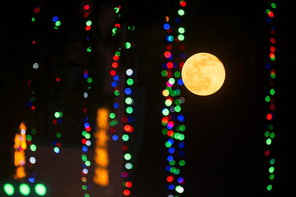 A full moon rises over the sky in Singapore, Oct. 7, 2025. (Photo by Then Chih Wey/Xinhua)