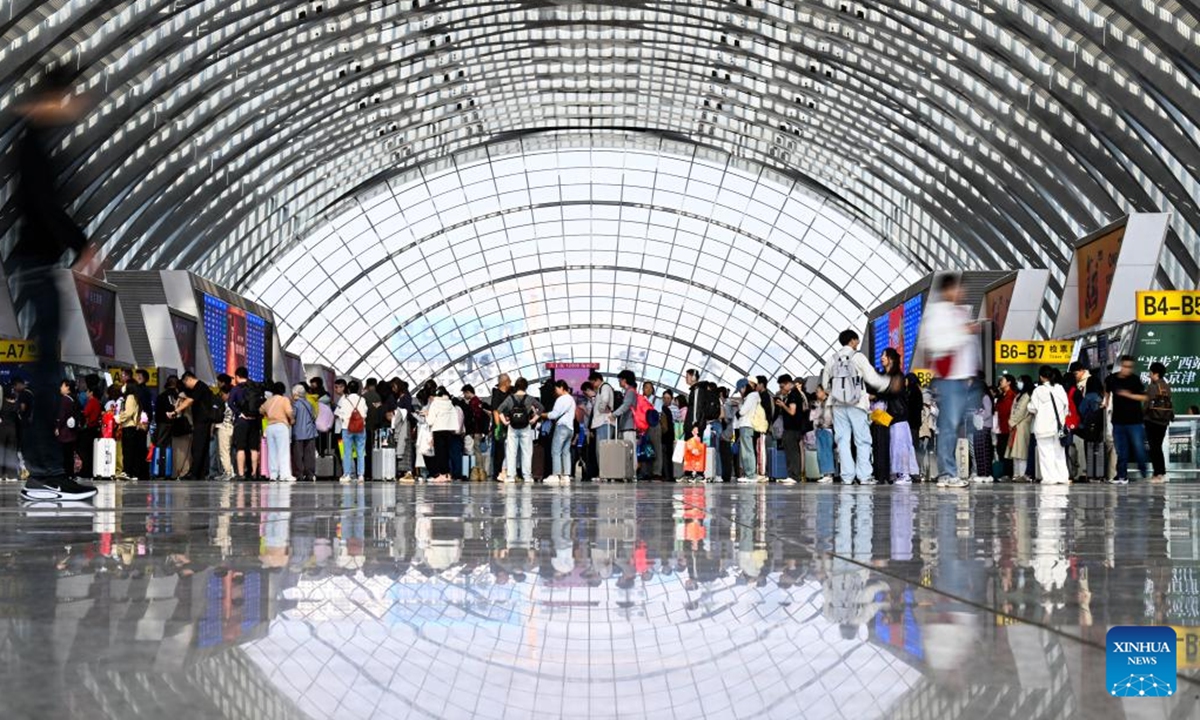 Passengers are pictured at the waiting hall of Tianjin West Railway Station in Tianjin, north China, Oct. 7, 2025. As the National Day and Mid-Autumn Festival holiday is drawing to a close, return travel flows increase across the country. (Xinhua/Zhao Zishuo)se across the country. (Photo by Geng Yuhe/Xinhua)