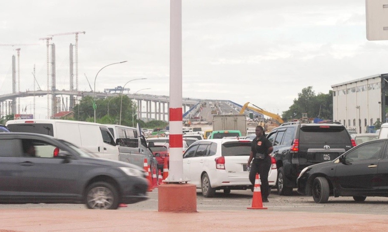Prior to the opening of the New Demerara River Bridge, Georgetown grappled with serious traffic congestion. Photo: Luiz Branco 