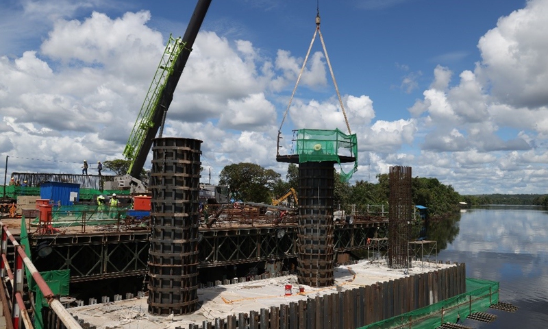 The Mackenzie–Wismar Bridge is under construction by Chinese and Guyanese workers. Photo: Shi Yuanhao