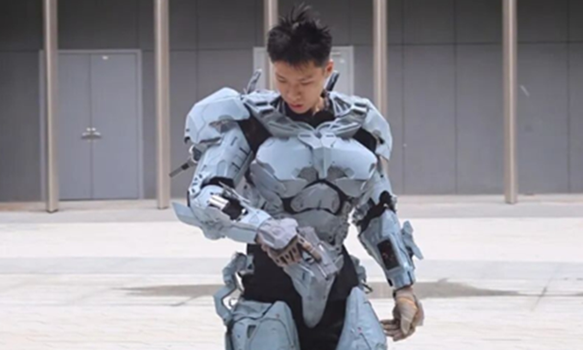 Huang wears his handcrafted armored suit. Photo: Screenshot from media reports
