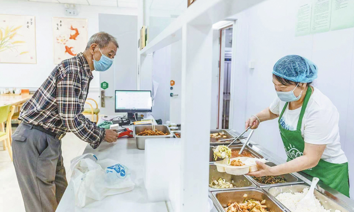 An elderly man buys lunch at a community canteen in Shijingshan district, Beijing, on September 23, 2025. Photo: Li Hao/GT