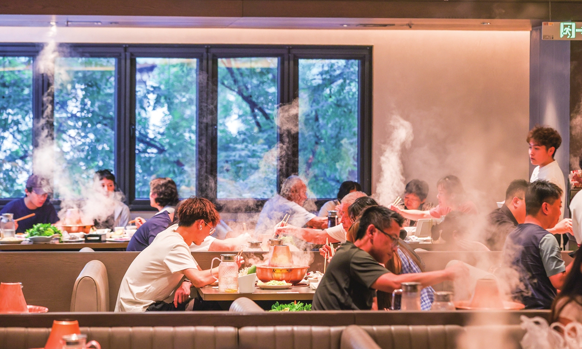 Diners enjoy hotpot in a restaurant in Beijing, on August 7, 2025. Photos: VCG