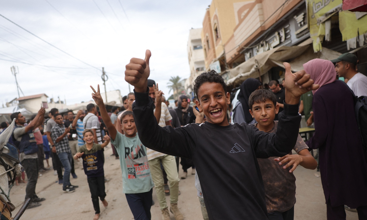 Palestinian youths celebrate near Deir al-Balah's Shuhada al-Aqsa hospital in the central Gaza Strip on October 9, 2025, following news of a Gaza ceasefire deal. The first phase of a ceasefire framework will allow for the release of all hostages held in Gaza, Israeli withdrawal to an agreed point and the release of some Palestinian prisoners, marking a major step toward ending the two-year war. Photo: VCG