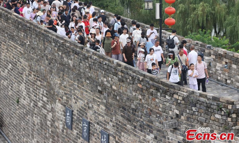 Large numbers of visitors walk along Nanjing's Ming City Wall in east China's Jiangsu Province on Oct. 3, 2025. (Photo: China News Service/Yang Bo)

