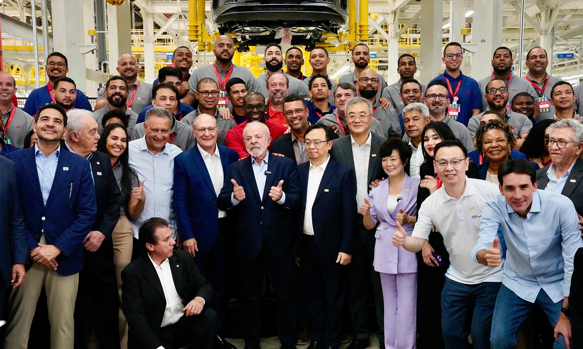 President Luiz Inácio Lula da Silva (C), Vice President Geraldo Alckmin (L), and BYD founder and president Wang Chuanfu pose with workers during the inauguration of the BYD car manufacturing plant in Camacari, Bahia state, Brazil, on October 9, 2025. Photo: CFP/Brazilian Vice-Presidency/Cadu GOMES 