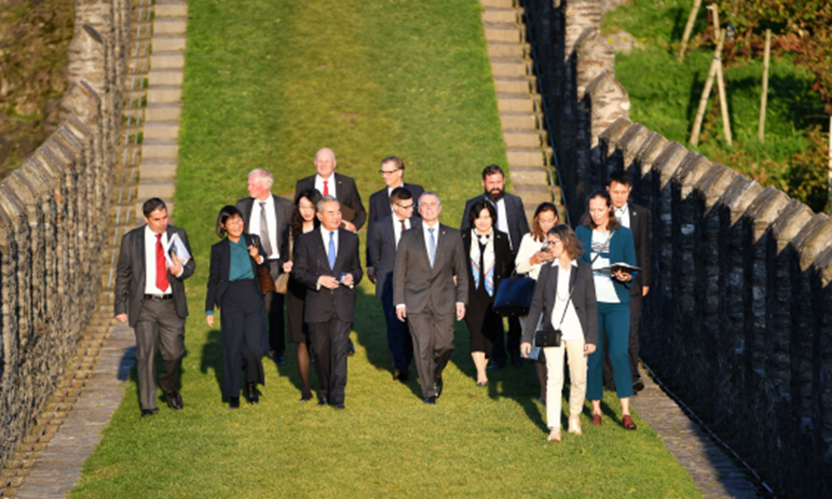 Foreign Minister Wang Yi exchanged views with Swiss Federal Councillor and Foreign Minister Ignazio Cassis and local officials in the southern Swiss town of Bellinzona on October 10, 2025. Photo: Chinese Foreign Ministry