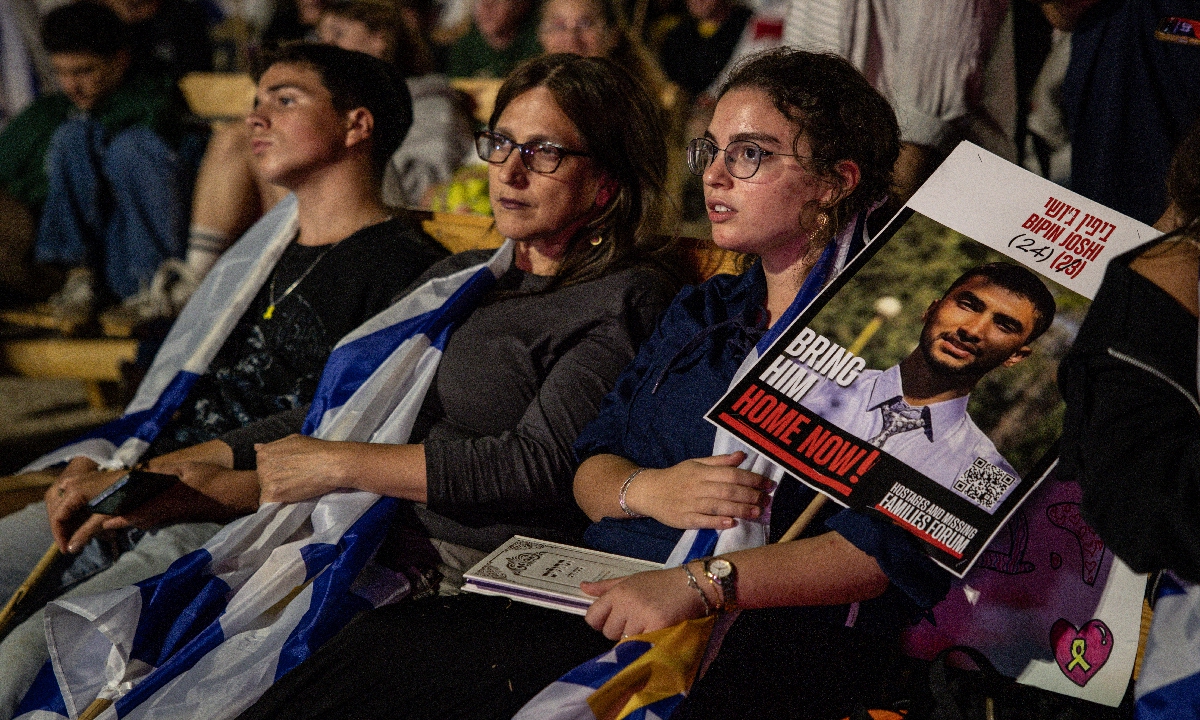 People gather at Hostage Square to watch a tribute video and await the live broadcast of the hostage release on October 13, 2025, in Tel Aviv, Israel. Photo: VCG