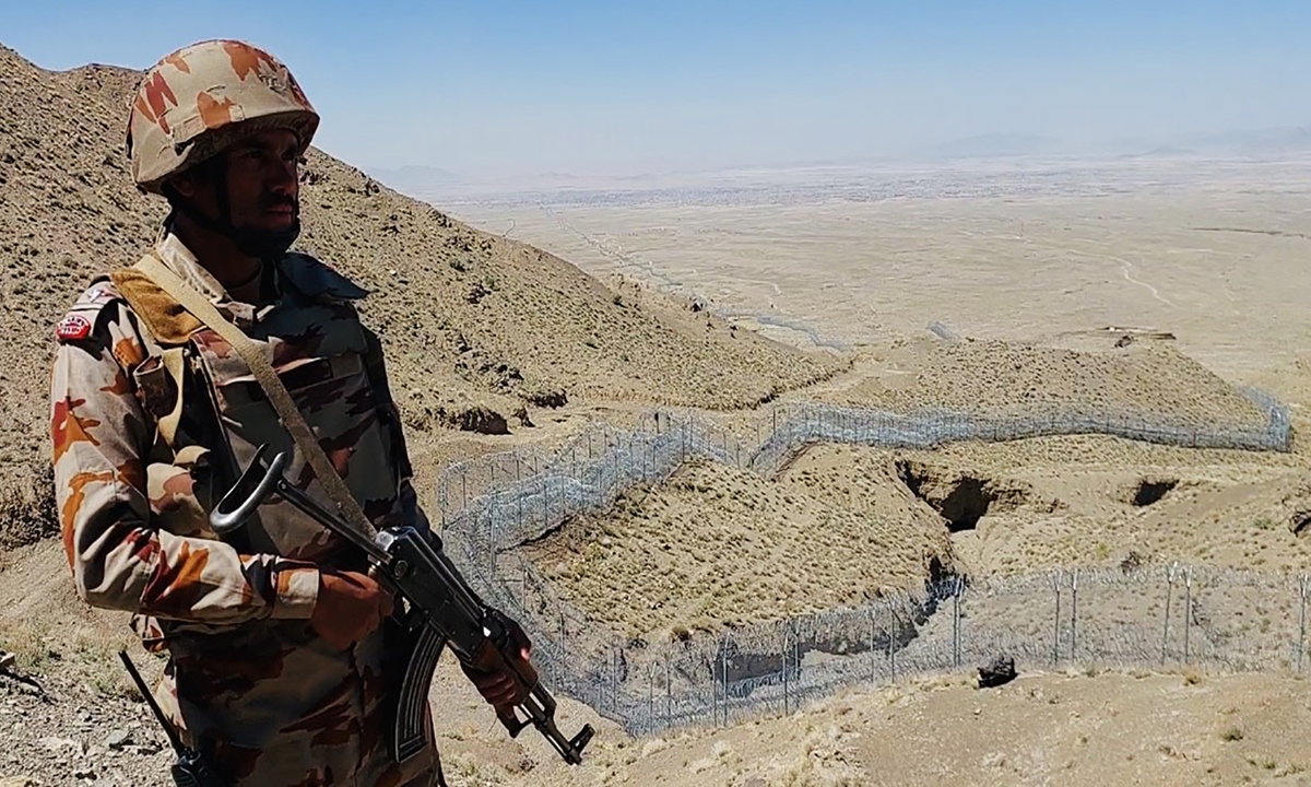 A Pakistani soldier stands guard at the Pakistan-Afghanistan border Ikram post in Chaman, Pakistan, 27 March 2025. Photo: VCG