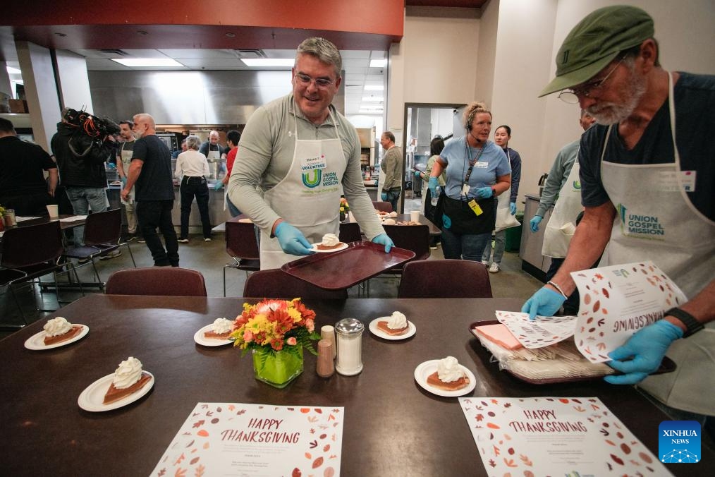 Volunteers serve Thanksgiving meals at the Union Gospel Mission in Vancouver, British Columbia, Canada, Oct. 10, 2025. The local charity served about 2,000 free meals on Friday to the local residents suffering from unemployment, rising living costs and a lack of affordable housing as part of an early Thanksgiving celebration. Canada's Thanksgiving Day falls on Oct. 13 this year. (Photo: Xinhua)