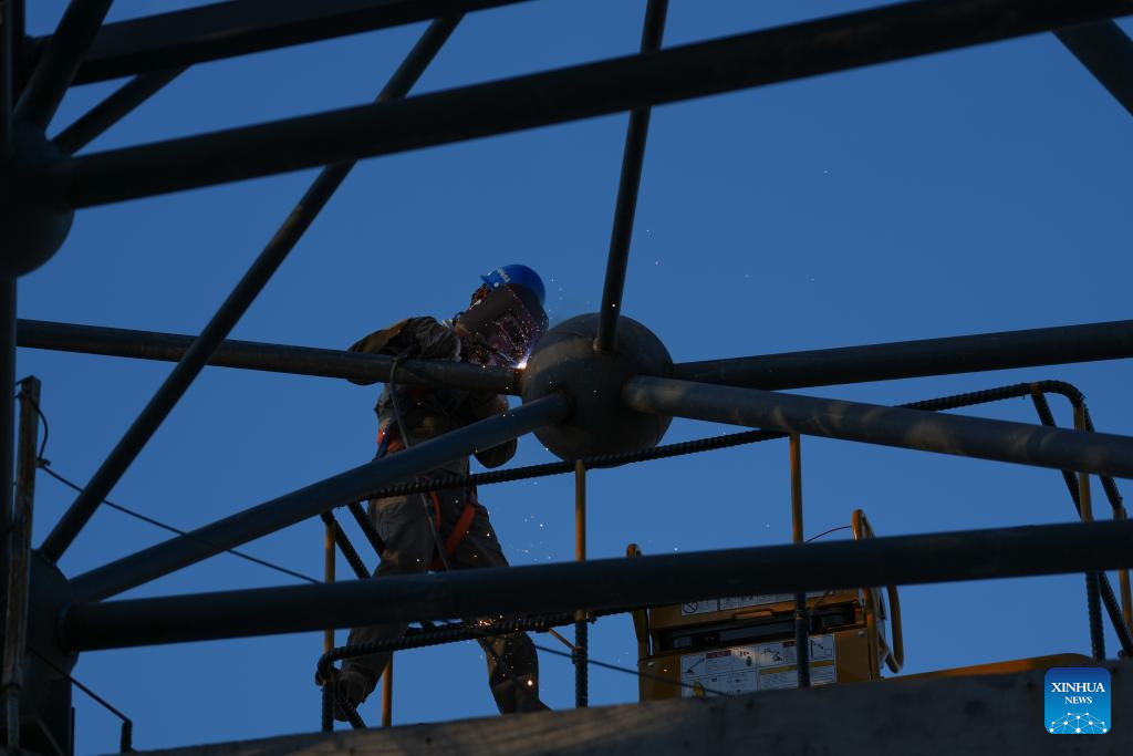 A worker works at the construction site of a station of the Quzhou-Lishui railway in Lishui, east China's Zhejiang Province, Oct. 14, 2025. The 160-km rail line will further improve the regional railway network, effectively promote tourism development in southwestern Zhejiang. (Xinhua/Huang Zongzhi)